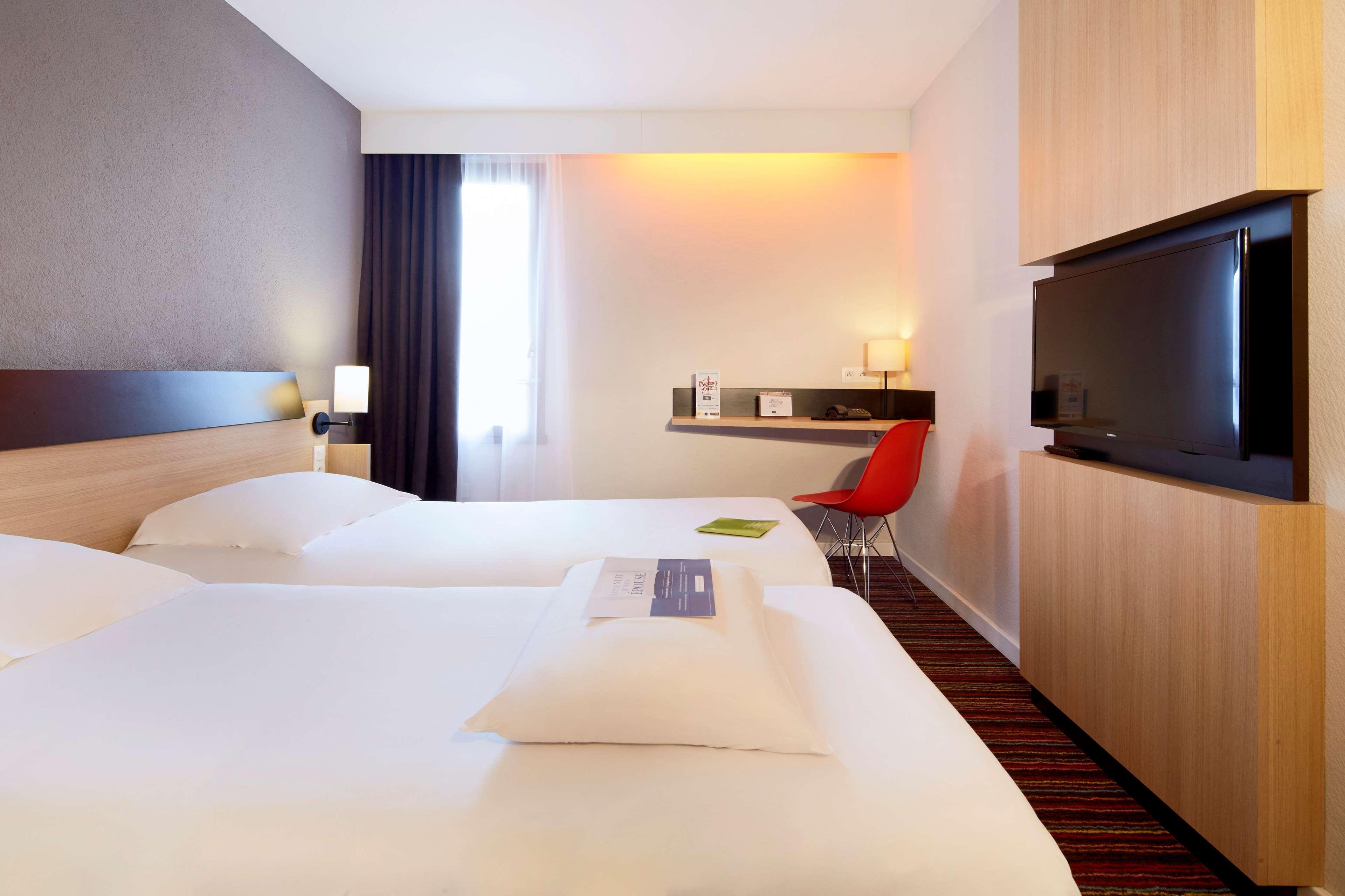 กีริอ๊าด ตูร์ ซุด ชองเบร เล ตูร์ Hotel ช็องเบรย์-เล-ตูร์ ภายนอก รูปภาพ