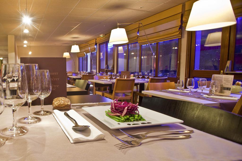 กีริอ๊าด ตูร์ ซุด ชองเบร เล ตูร์ Hotel ช็องเบรย์-เล-ตูร์ ร้านอาหาร รูปภาพ