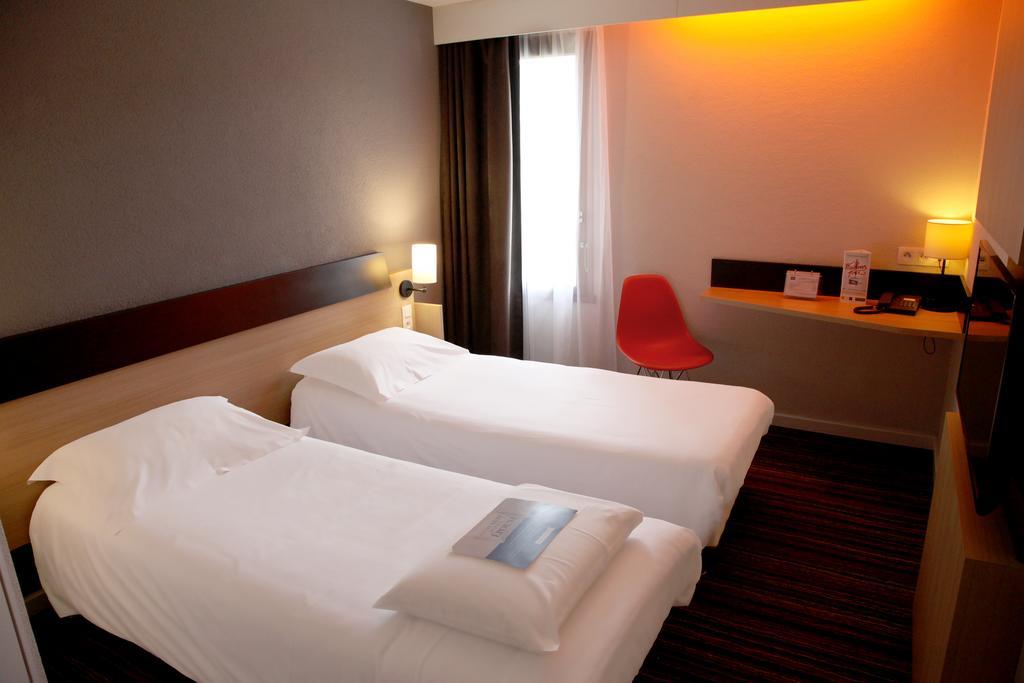 กีริอ๊าด ตูร์ ซุด ชองเบร เล ตูร์ Hotel ช็องเบรย์-เล-ตูร์ ภายนอก รูปภาพ
