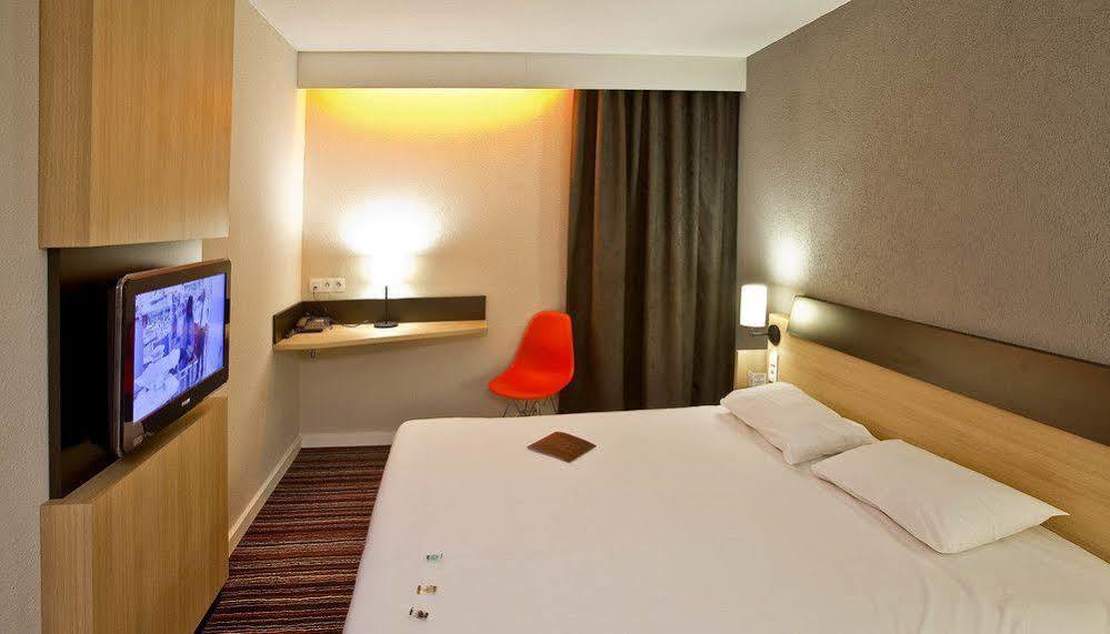 กีริอ๊าด ตูร์ ซุด ชองเบร เล ตูร์ Hotel ช็องเบรย์-เล-ตูร์ ภายนอก รูปภาพ